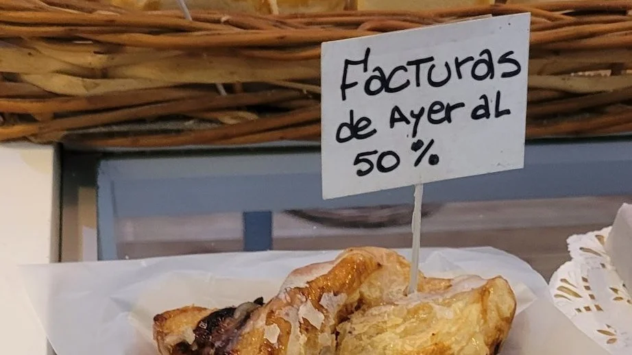 Facturas viejas con descuento: el reflejo de la crisis que golpea a las panaderías