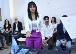 Un video hizo que detuvieran a consejera escolar que acusó a dos jóvenes de abuso