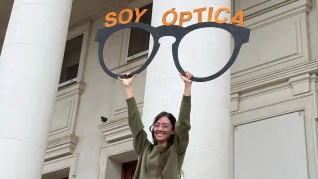 Derribar barreras propias y ajenas: se recibió en la UNS la primera estudiante sorda