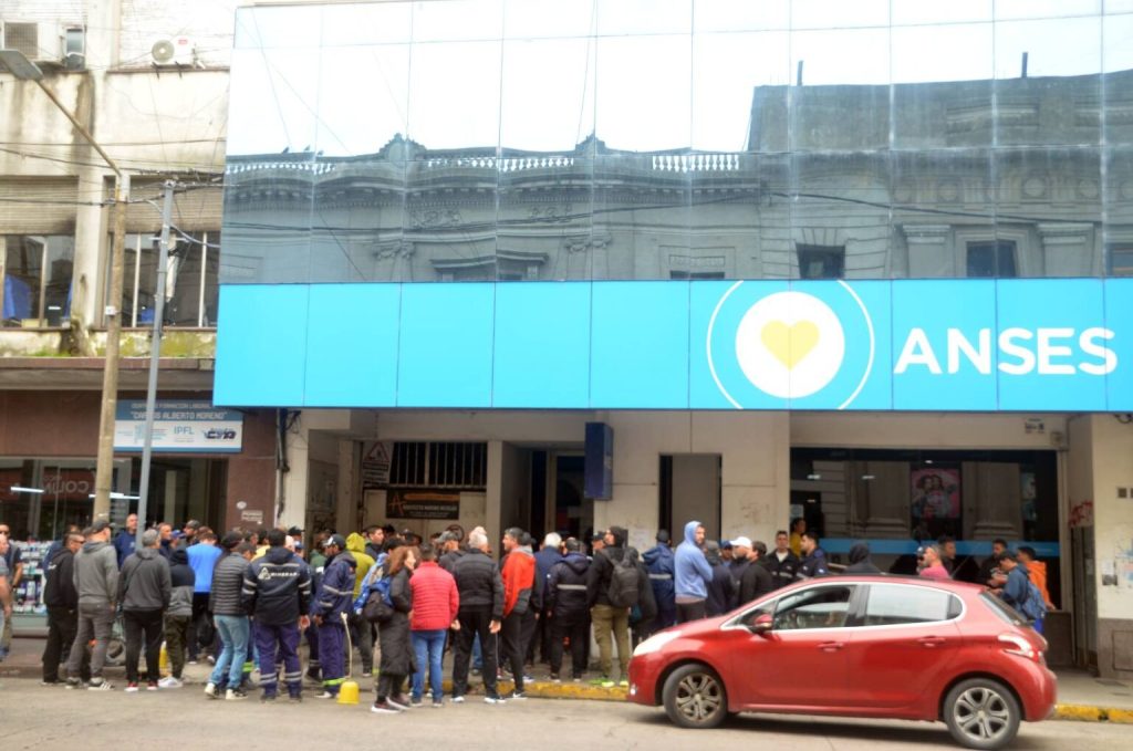 Olavarrienses despedidos a Milei: “La gente votó un cambio, no quedarse sin trabajo”