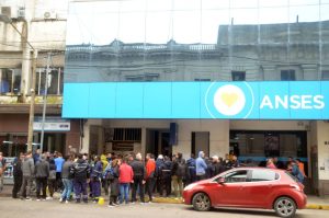 Olavarrienses despedidos a Milei: “La gente votó un cambio, no quedarse sin trabajo”