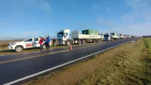 La ruta 33 se vio obstaculizada por el paso de una flota de camiones cargados con mercurio