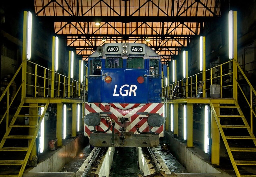 Alumnos revolucionan el transporte de carga con locomotora desechada en Europa