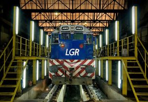 Alumnos revolucionan el transporte de carga con locomotora desechada en Europa