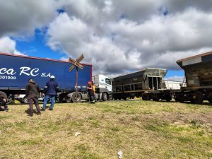 Un camión impactó contra un tren de carga en la ruta 51 este viernes