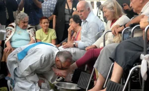 Jueves Santo con mensaje político: la Iglesia realizó el lavado de pies a jubilados