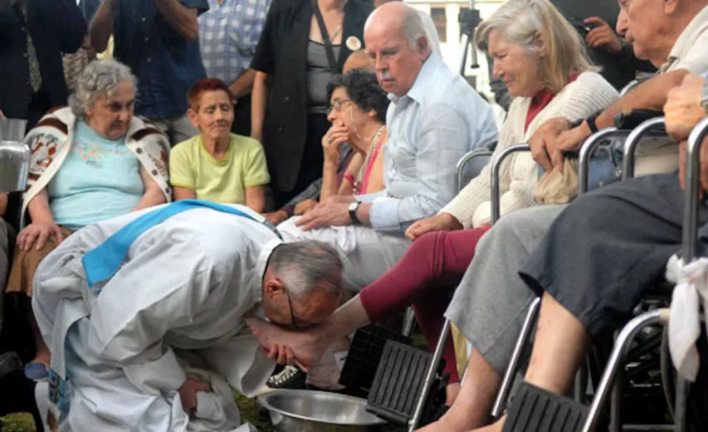 Jueves Santo con mensaje político: la Iglesia realizó el lavado de pies a jubilados