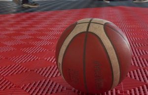 Un club cambió el piso de su cancha de básquet con tapitas de gaseosas recicladas