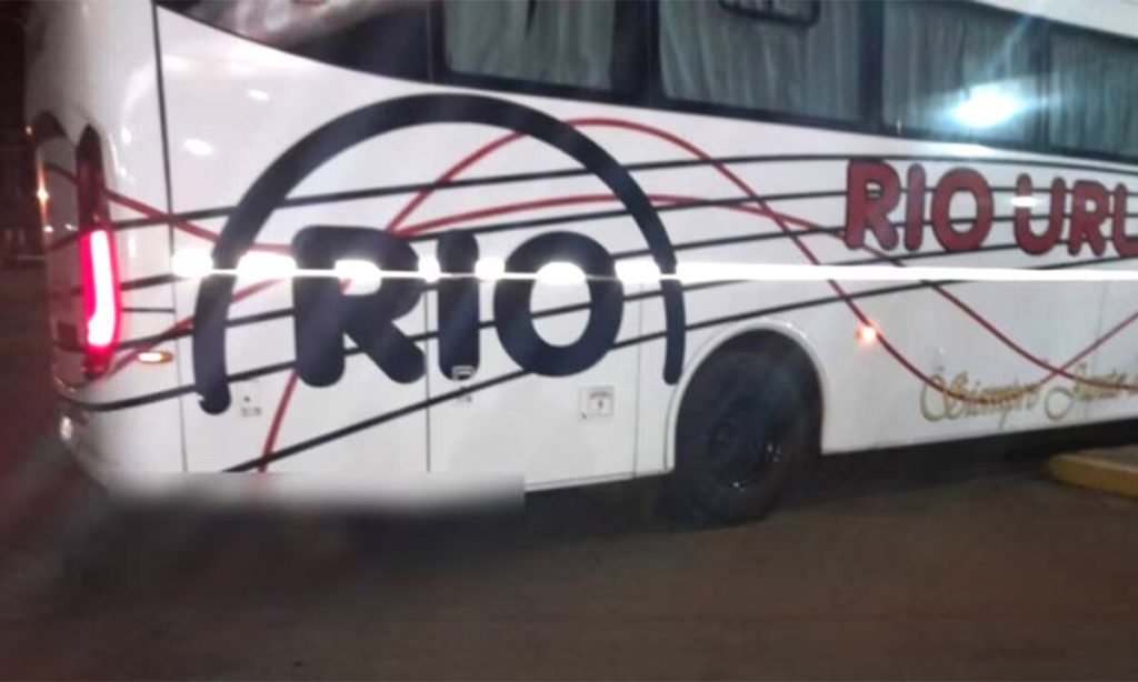 Micro llegó a una terminal arrastrando un cadáver. El conductor fue demorado