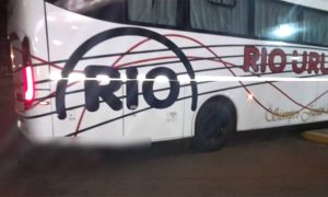 Micro llegó a una terminal arrastrando un cadáver. El conductor fue demorado
