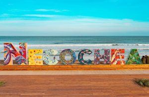 Policias debieron ingresar al mar y rescatar a una mujer que se negaba a salir