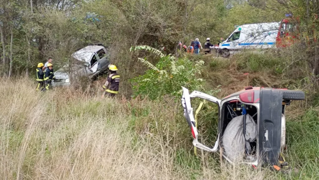 Vuelco en la ruta de una camioneta con tráiler transportando un auto de carreras