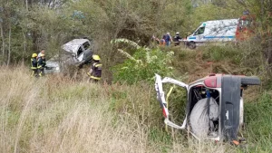 Vuelco en la ruta de una camioneta con tráiler transportando un auto de carreras