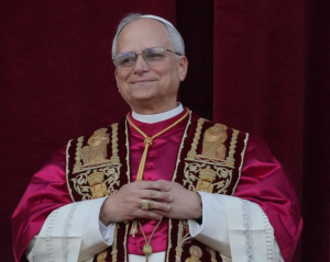 El Primer Papa Estadounidense con Corazón Latino que Une Tradición y Renovación