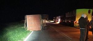 Camión conducido por una joven volcó en la ruta 33, a pocos kms. de Bahía