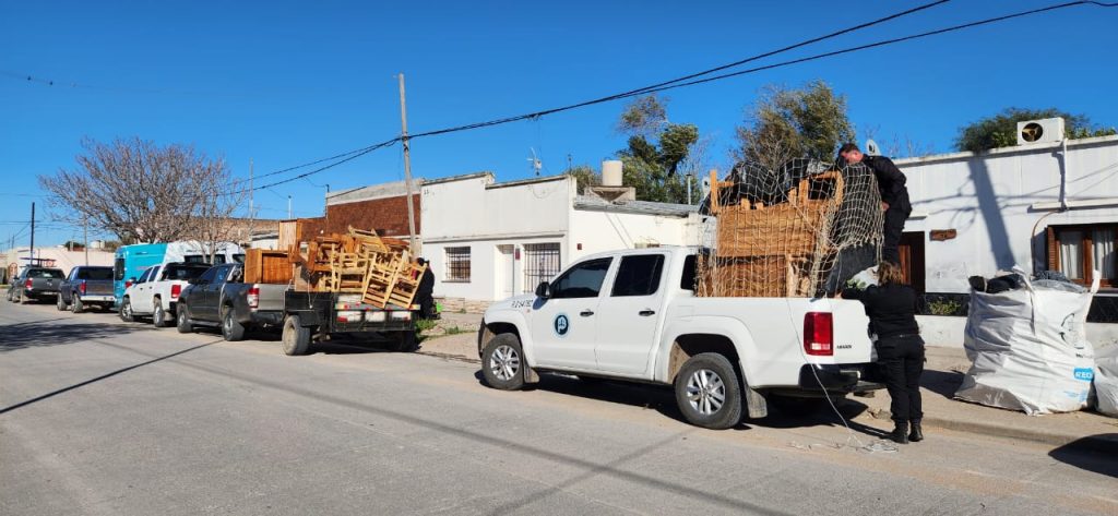 Presos de Saavedra fabricaron muebles para familias afectadas por las inundaciones