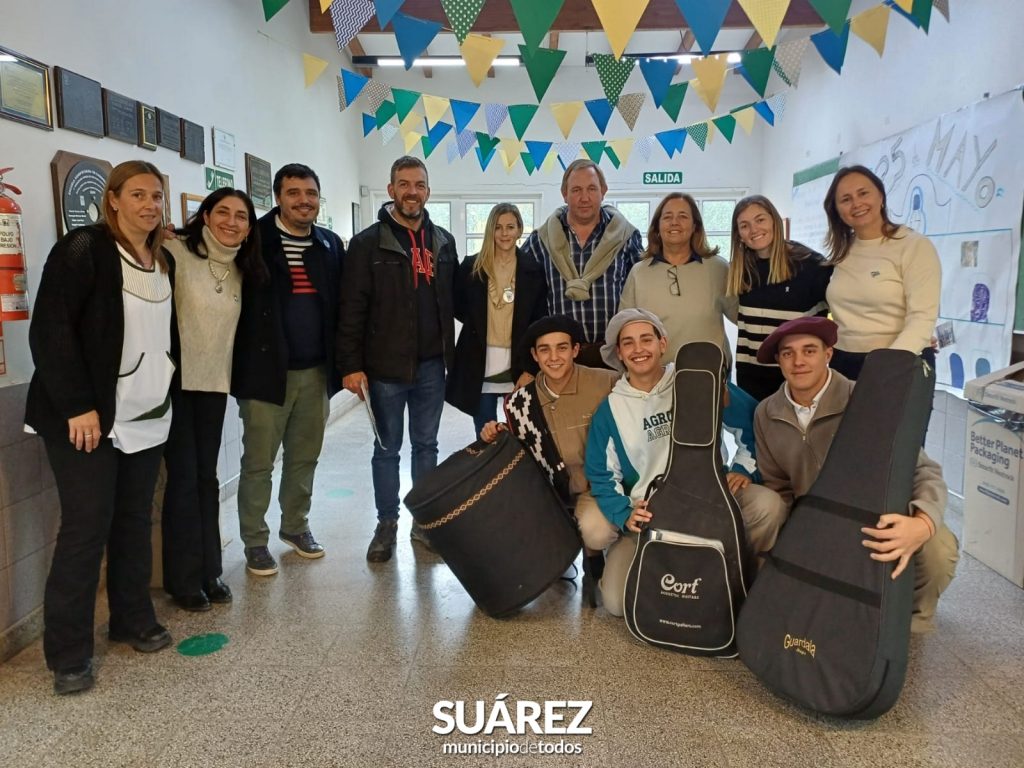 Acto oficial por la Revolución de Mayo en la Escuela Agropecuaria