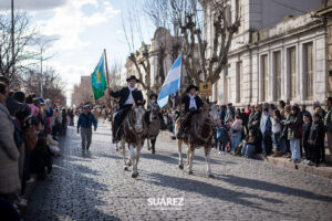 Multitudinaria participación en el tradicional Desfile del 6 de Agosto